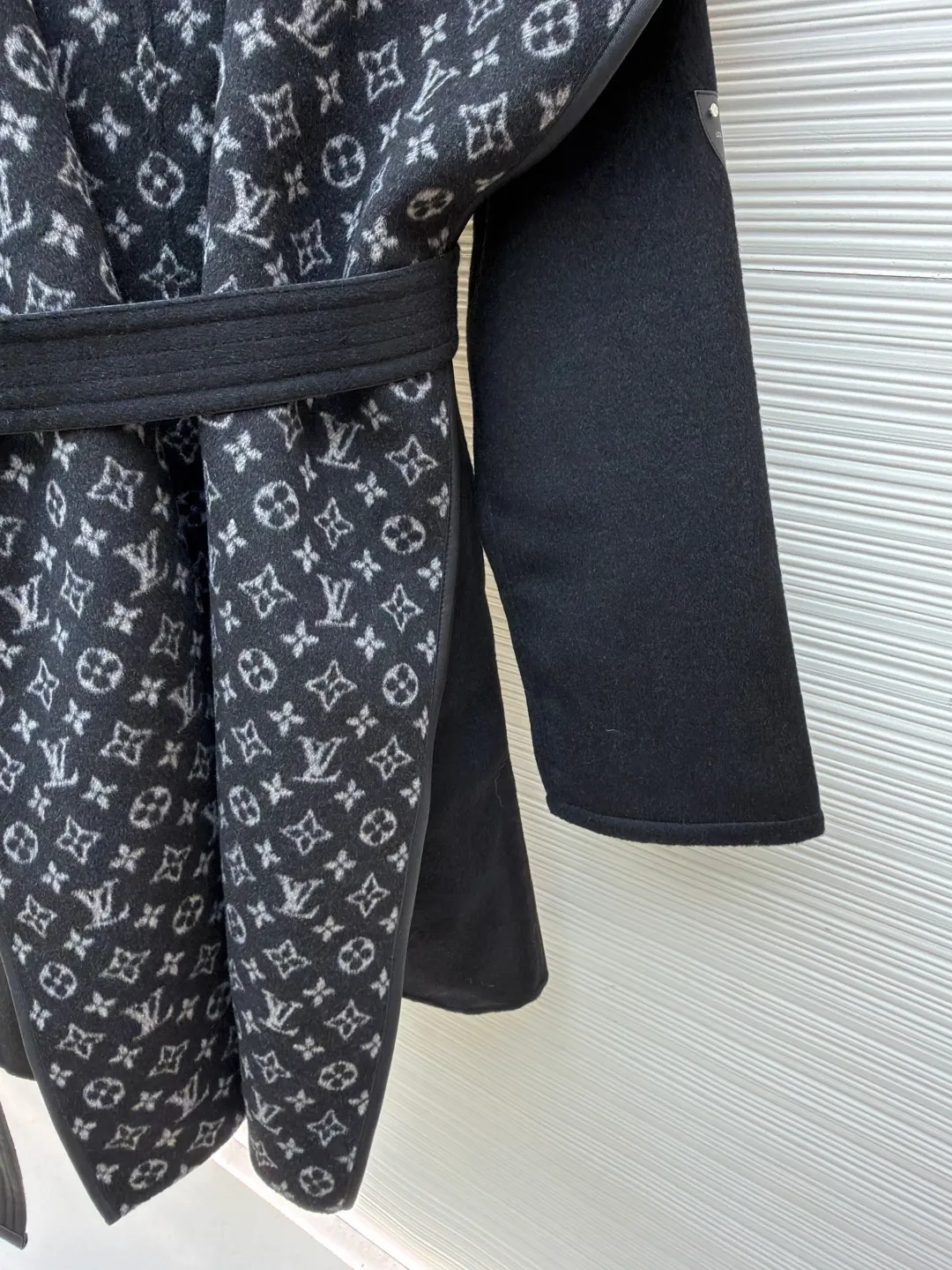 LOUIS VUITTON Wool lace-up hooded coat (mid-length) ●Original version: Purchased and developed by 36669 ●Item number: 1682297-J025 ●Fabric: wool fabric ●Technology: jacquard production ●Color: black ●Version: loose fit ●Weight: about 1575 grams ●Size: 34-36-38-40 ●Description: This presbyopic wool coat is made of double-sided blended wool fabric imported from Italy. The main part is made of high-density matte black wool, which has been pre-shrunk and steam-set to ensure that the fabric is stiff and not easily deformed. The large lapel and belt areas use jacquard weaving technology to present the classic presbyopic pattern as a three-dimensional texture. The pattern is digitally positioned and plated to ensure that the texture is symmetrical and clear. The body of the garment is unlined and double-sided sewn to reduce the weight of the garment while improving skin-friendliness. The cuffs and hem are hand-stitched to reveal exquisite details. The waist is customized with a wide belt of the same fabric, with an adjustable buckle design with invisible stitching, allowing the silhouette to be freely adjusted; the neckline adopts a double-layer composite structure, combined with the fixation process of hand-made arch stitches, to make the large lapels more three-dimensional. Every splicing follows the precision sewing standard of 1cm/8 stitches, perfectly integrating craftsmanship and design aesthetics. The overall wiring is straight and delicate, the fabric is comfortable and soft, and the color is consistent without color difference. It can be matched with the same style to create a fashionable look and control various occasions. Customized accessories, complete with three standards, same style for men and women!